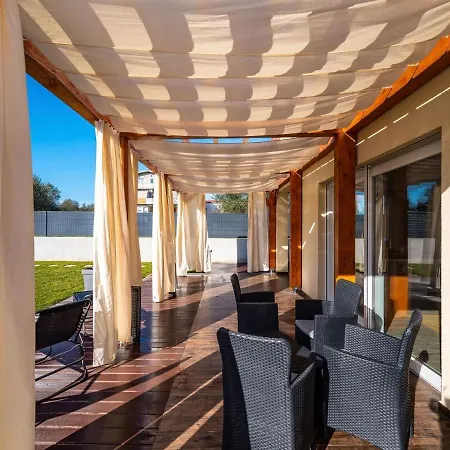 In With Private Pool And Garden