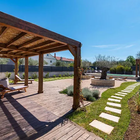 In With Private Pool And Garden Villa Bibinje
