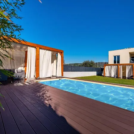 In With Private Pool And Garden Villa *
