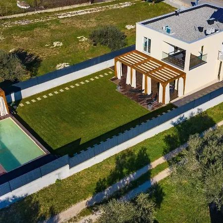 Villa In With Private Pool And Garden *