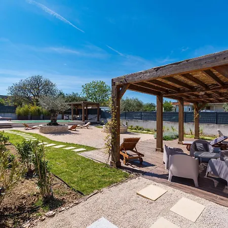 Villa In With Private Pool And Garden *