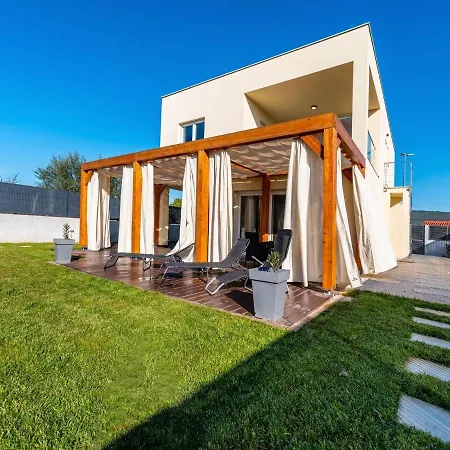 Villa In With Private Pool And Garden *