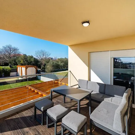 In With Private Pool And Garden *
