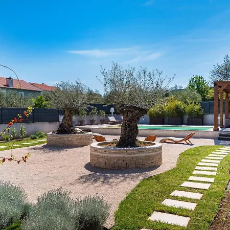 In With Private Pool And Garden