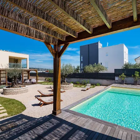 Villa In With Private Pool And Garden